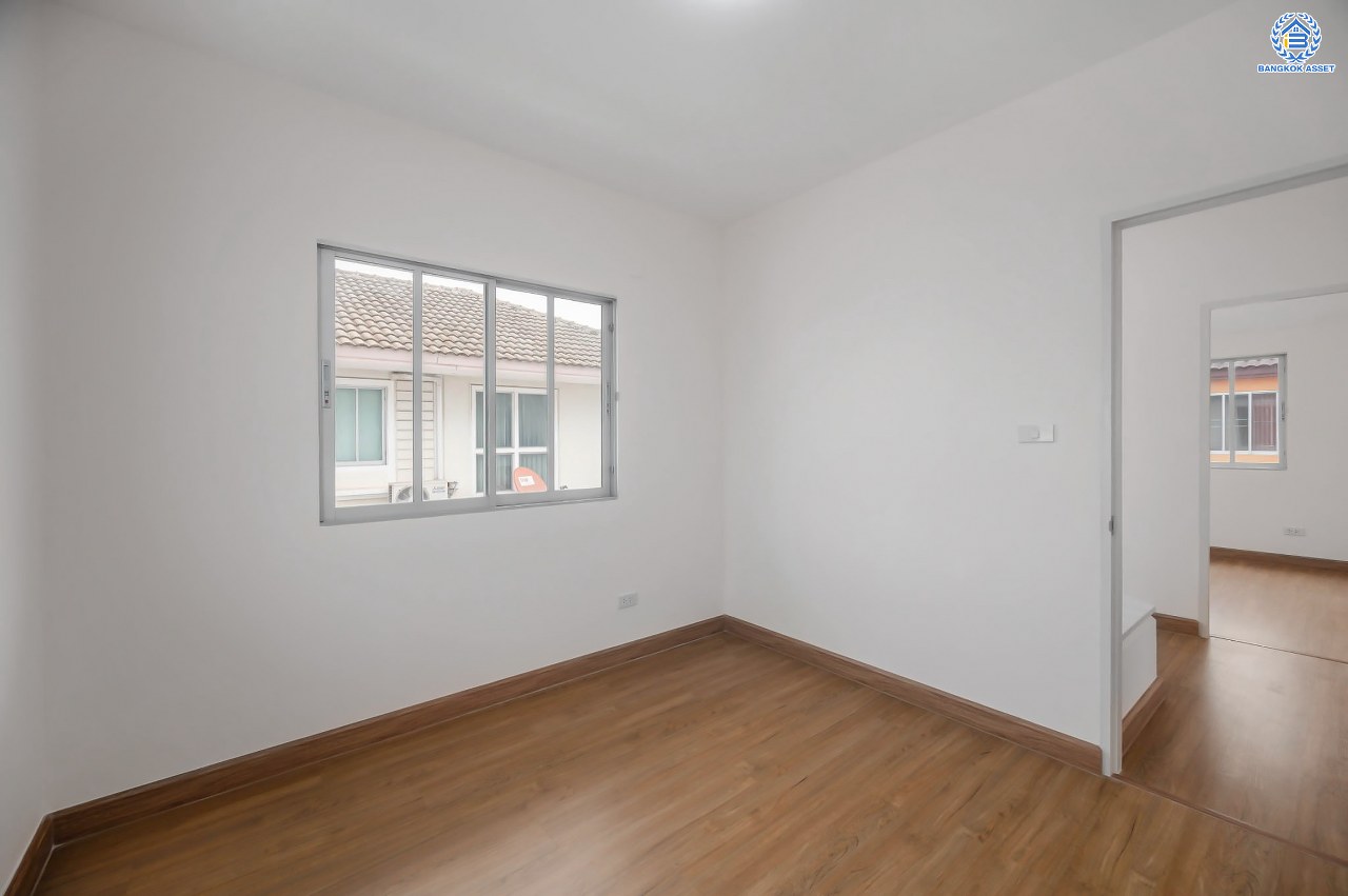 บ้านมือสองตกแต่งใหม่ โครงการ พฤกษ์ลดา พุทธสาคร หลังมุม จากแบรนด์ LH บนเนื้อที่ 54.5 ตร.ว. พื้นที่ใช้สอย 153.89 ตร.ม. ฟังก์ชัน 3 ห้องนอน 2 ห้องน้ำ จอดรถได้ 2 คัน เชื่อมต่อถนนเพชรเกษม, ถนนพุทธมณฑลสาย4, ถนนบรมราชชนนี ใกล้รถไฟฟ้าสายสีน้ำเงิน "สถานีหลักสอง" และ The Mall บางแค